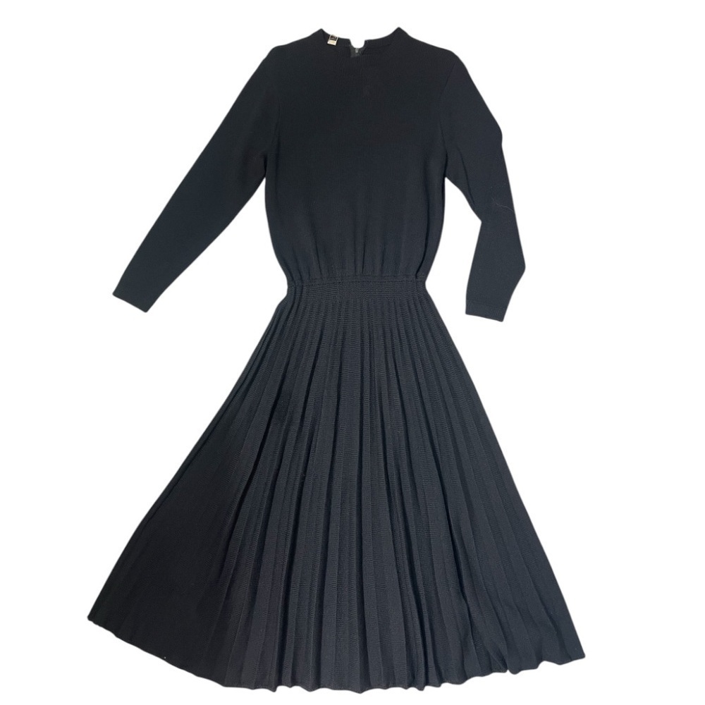St. John Black Pleated Knit Dress Elegant Swing Style, Vintage, Size Women’s 6